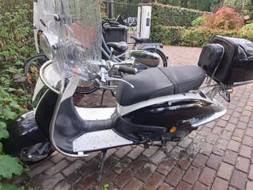 Grande Retro Scooter - Zwart/Wit met Windscherm en Topkoffer