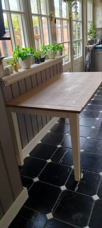 Houten eettafel met lichte gebruikssporen