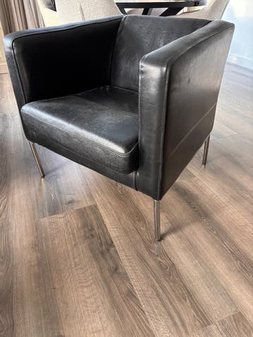 Zwarte leren fauteuil met metalen poten