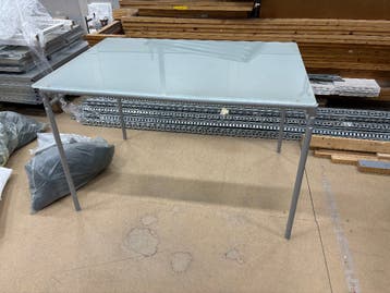 GRATIS BUREAU / EETTAFEL