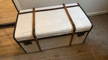 GRATIS grote oude witte opbergkist/salontafel