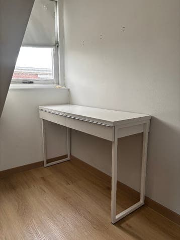 Wit Ikea bureau met lades