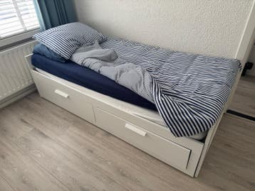 Uitschuifbaar een- tot tweepersoonsbed met lades