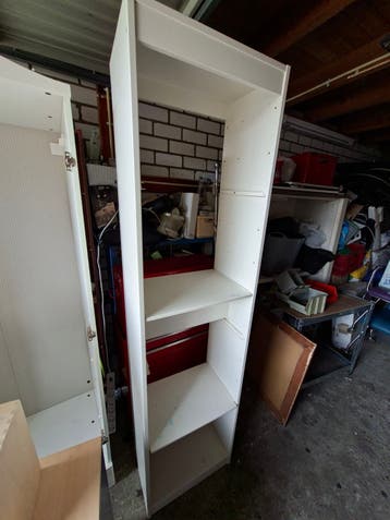 Gratis kleine kast met planken - ideaal voor opslag