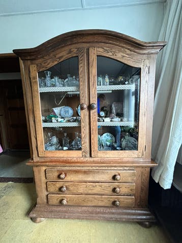 Robuuste houten kast
