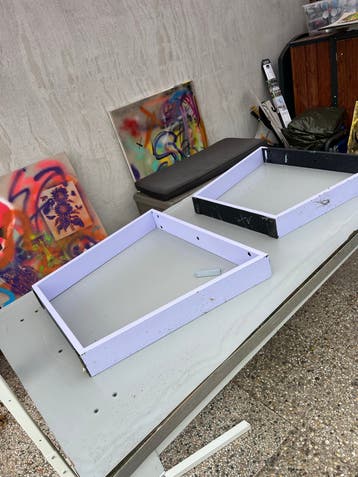 Gratis af te halen: Solide tafel met ijzeren poten
