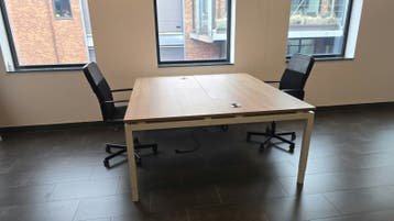 Ruime kantoortafel met twee bureaustoelen