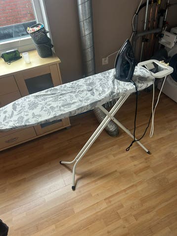 Strijkijzer met strijkplank