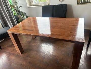 Vintage houten eettafel met gebruikssporen