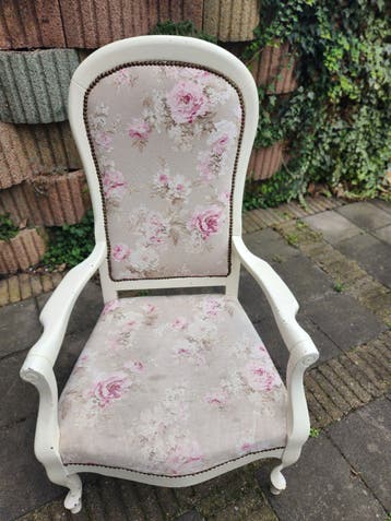 leuke oude stoel met gebloemde stof een opknappertje