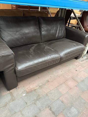 Comfortabele donkerbruine leren tweezitsbank