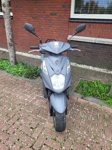 Sym scooter geel nummerbord