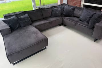 U-bank, eettafel met 6 stoelen, buffetkast en dressoir