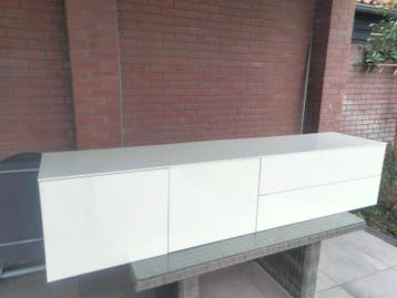 Televisie kast zwevend