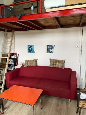 Comfortabele rode tweezitsbank gratis ophalen