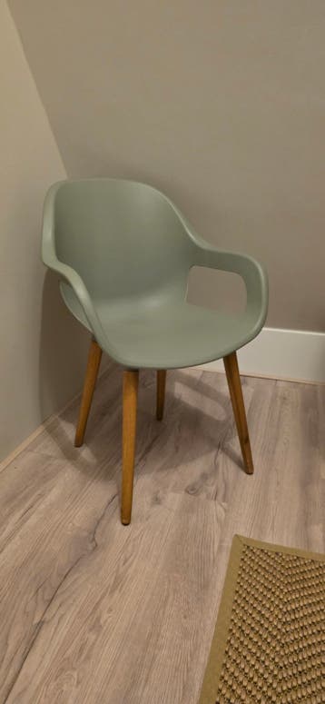Stijlvolle kunststof stoel met houten poten