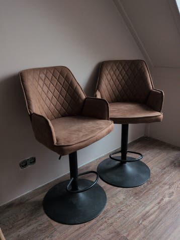 2x Barstoel met lichte schade, nauwelijks merkbaar