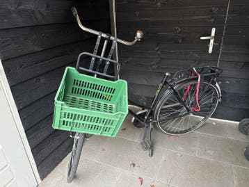Zwarte damesfiets met voordrager en krat - Gratis af te hale