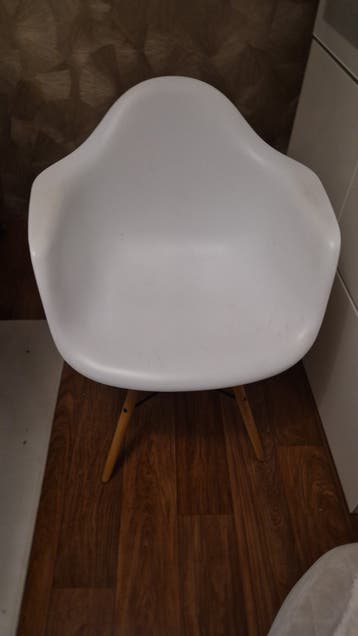 Witte kuipstoel met houten poten