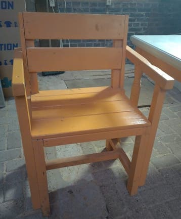 Gratis af te halen: houten stoel