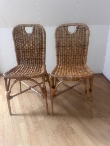 Gratis af te halen twee rieten stoelen