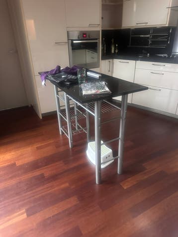 Gratis barmeubel. Zwart gemeleerd stenen blad.
