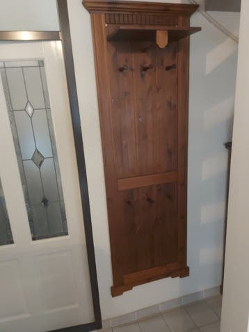 Houten wandkapstok met plankje en haken