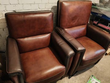 Twee comfortabele bruine leren fauteuils
