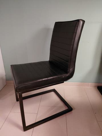 Zwarte eetkamerstoel met metalen frame