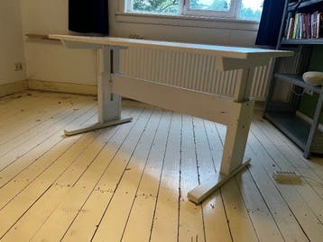 Buro, in hoogte verstelbaar
