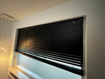 Zwarte houten luxaflex (Veneta)