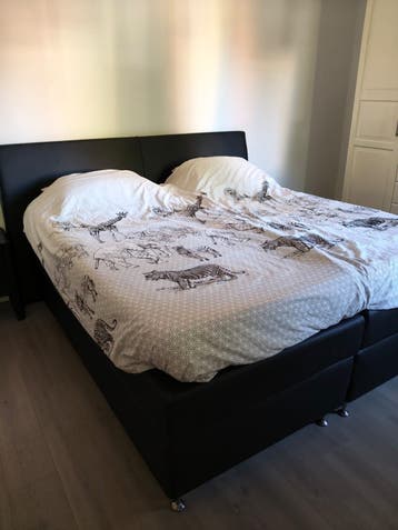 Tweepersoons boxspring met nachtkastjes