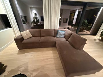 Comfortabele hoekbank met gebruikssporen