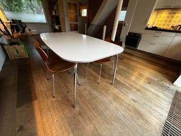 Witte eettafel met ronde hoeken (design, IKEA)
