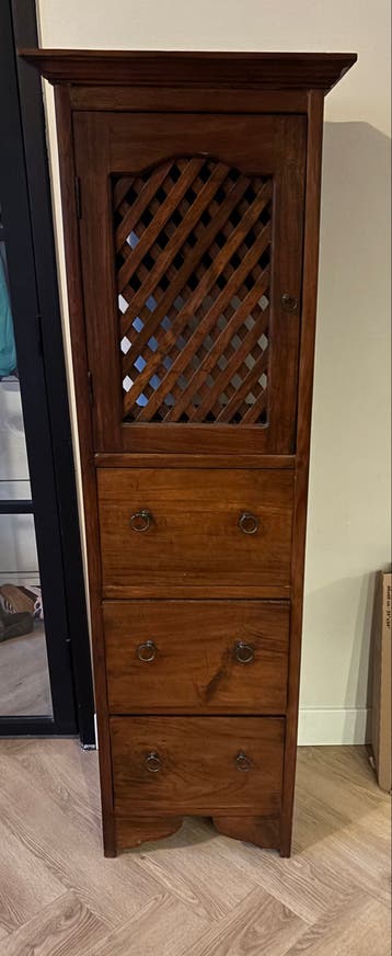 Massief houten antieke kast met lade en roosterdeur