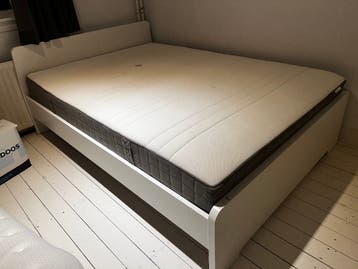 Wit bed met matras (IKEA)