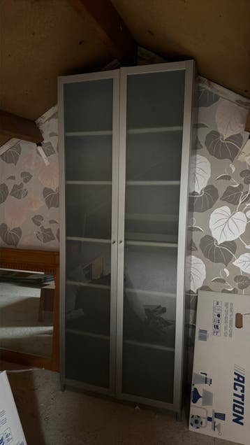Kast met legplanken