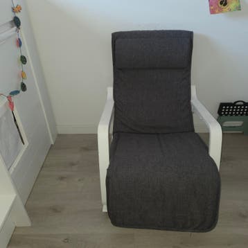 Comfortabele schommelstoel met verstelbare voetensteun