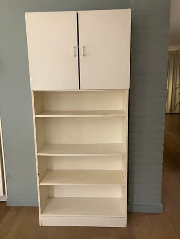 Witte kast met planken en deuren - gratis