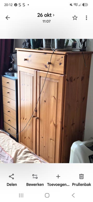 Houten kast met lade en deuren