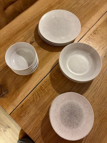 IKEA servies set: 5 ontbijtborden, 5 soepkommen, 8 borden