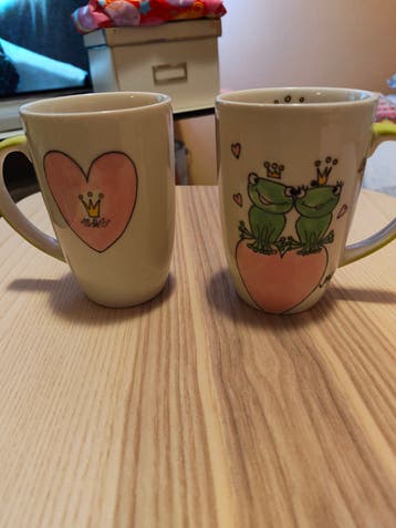 2 mokken met kikkers en kroontjes - gratis af te halen