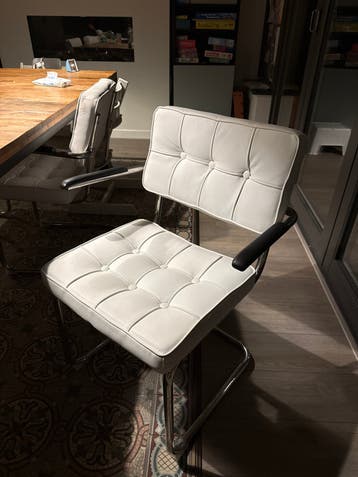 6 eetkamerstoelen, 2 goed, 4 met beschadigingen - Gratis