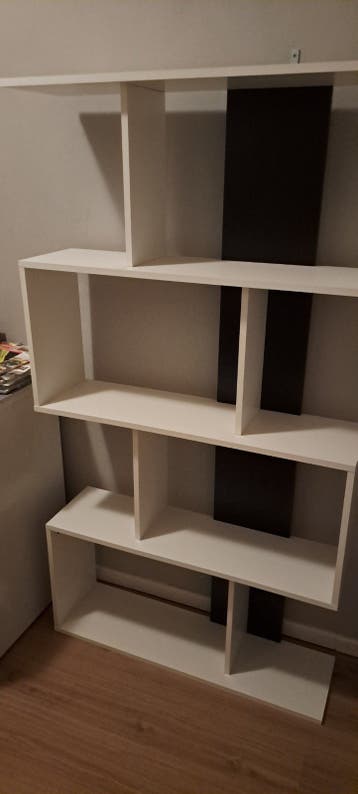 Witte boekenkast met speelse indeling
