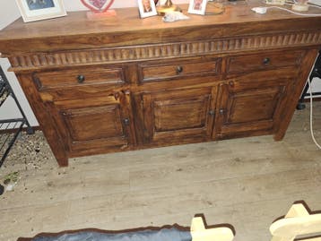 Massief houten dressoir met lades en deuren