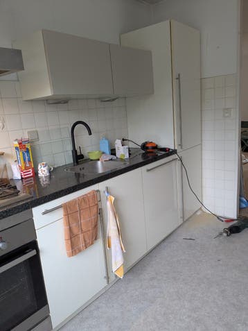 Complete keuken met inbouwapparatuur en granieten blad