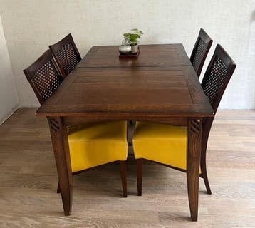 Tafel met 6 stoelen