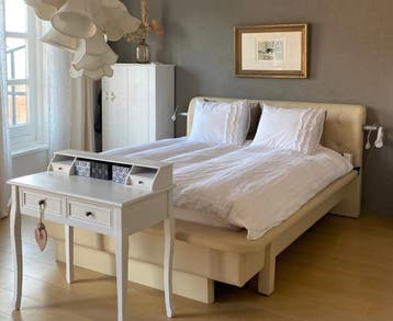 Gratis Tweepersoonsbed ombouw met hoofdbord en leeslampjes