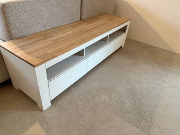 Gratis: TV-meubel wit met euken houten blad - 171x44x46 cm