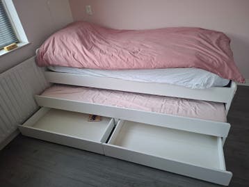 IKEA bed met uitschuifbaar logeerbed en opberglades